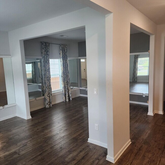 Building Photo - Beautiful 4 Bedroom 3.5 Bath Home Coming S...