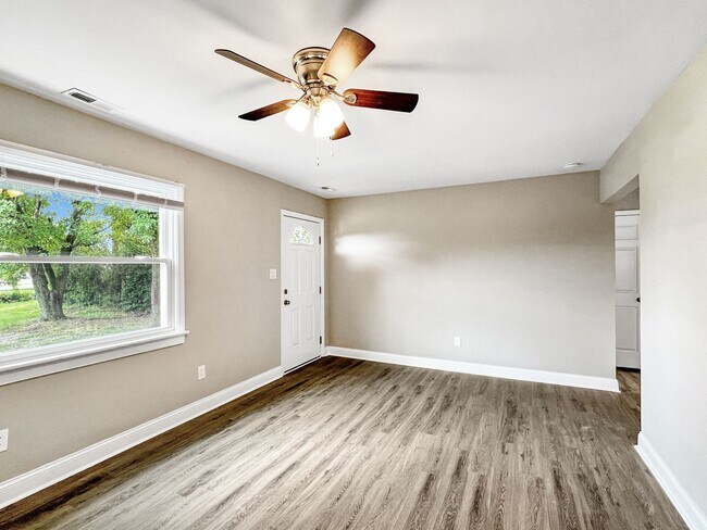 Foto del edificio - Fully Renovated 3-Bedroom Gem in West End ...