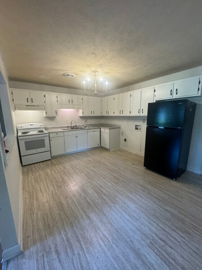 Building Photo - 150 Essex Ct