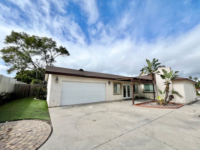 Foto del edificio - 4BR/3BA Large House - Single Story, No Carpet, AC, Washer/Dryer in Unit, Small Yard, 2 Car Garage...