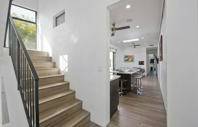 Building Photo - 809 Warren Ave