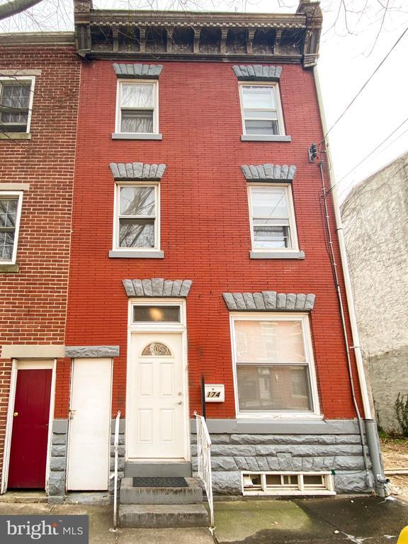 Building Photo - 174 Master St