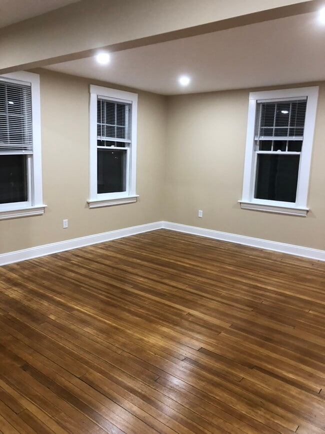 LR - Piso de madera - 16 Avenue E