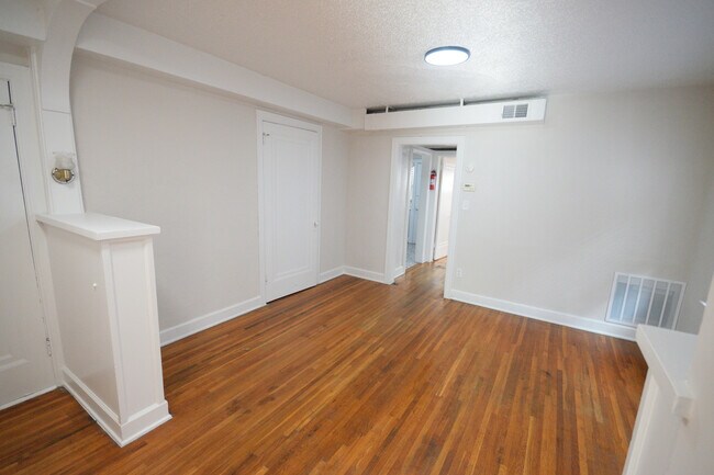 Foto del edificio - 720 W 38th St