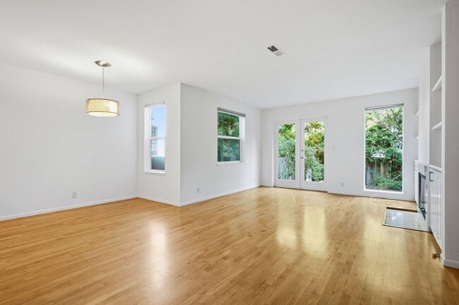 Building Photo - Spacious Two Bedroom Condo in Potrero Hill - Please Contact for Showing Availability!