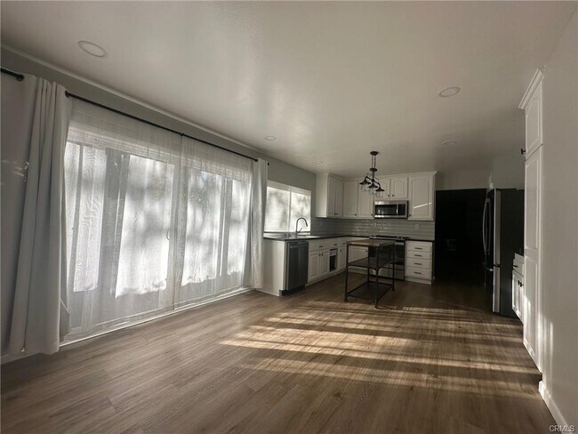 Foto del edificio - 10416 Larwin Ave