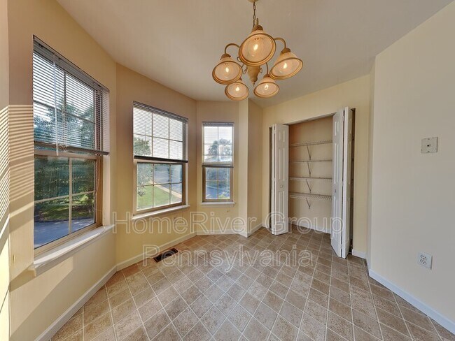 Foto del edificio - 301 Fairfax Dr