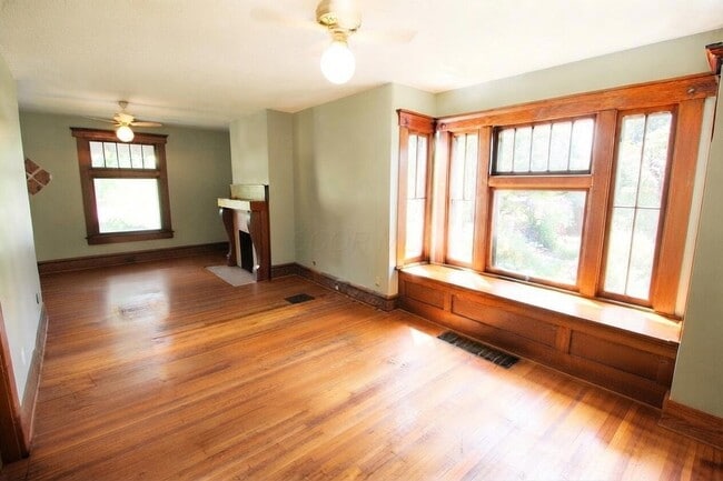 Building Photo - 142 E Northwood Ave