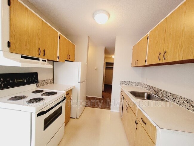 Building Photo - 10140-10156 156 St NW