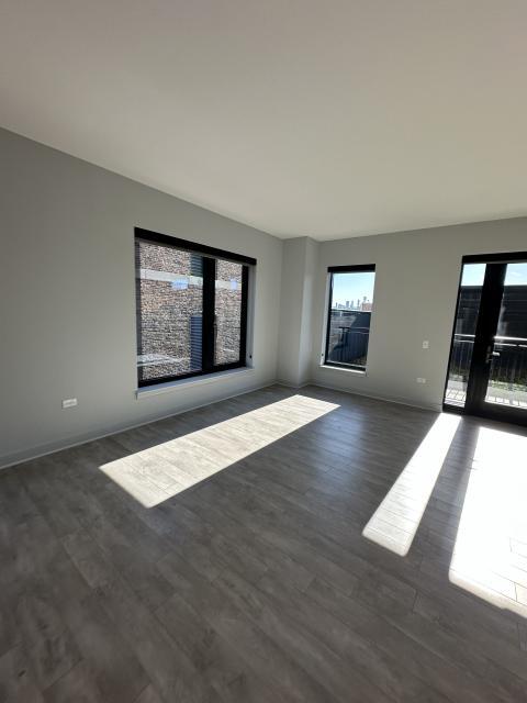 Foto principal - 2 bedroom in Chicago IL 60613