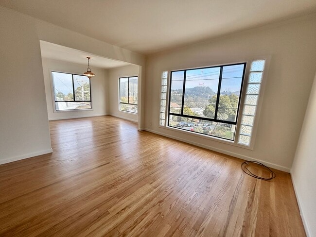 Spacious 2bd/1bth Upper Flat With Beautiful Views - Spacious 2bd/1bth Upper Flat With Beautiful Views House