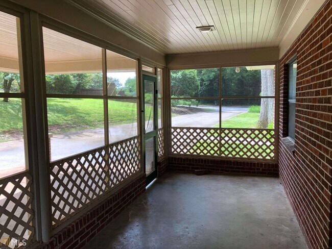 Foto del edificio - 1489 Enota Ave NE