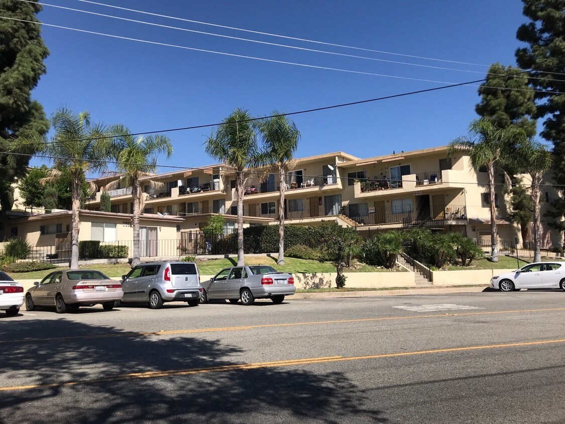 Foto del edificio - 2851 Montrose Ave