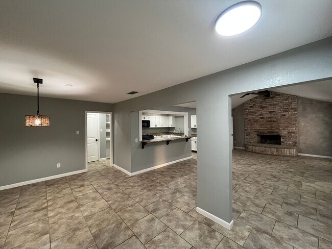 Building Photo - UPDATED HOME WITH BONUS ROOM