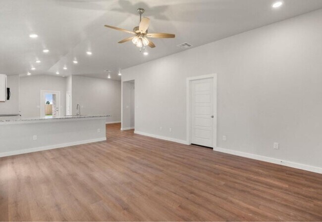 Building Photo - Fabulous and New! 3/2/2