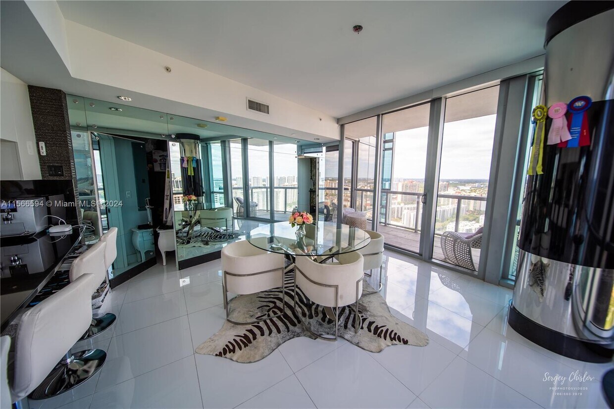 Primary Photo - 17121 Collins Ave