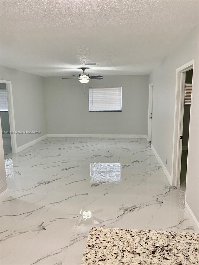 Foto del edificio - 1245 N Andrews Ave