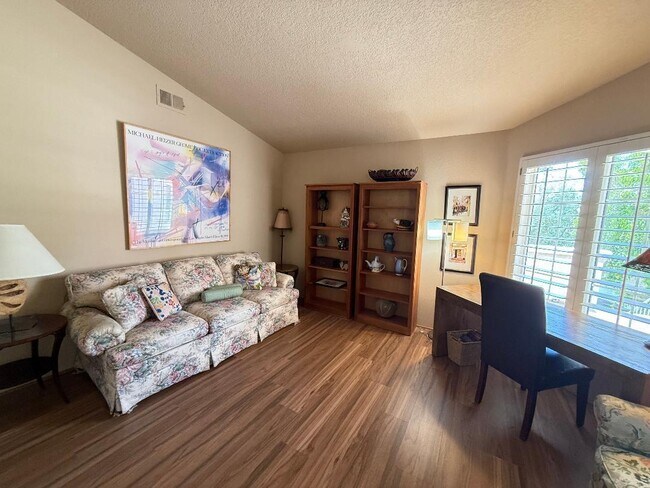 Building Photo - 688 Vista Lago Cir N