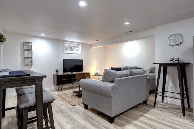 Building Photo - Updated Lower Half of Duplex Ready in West...