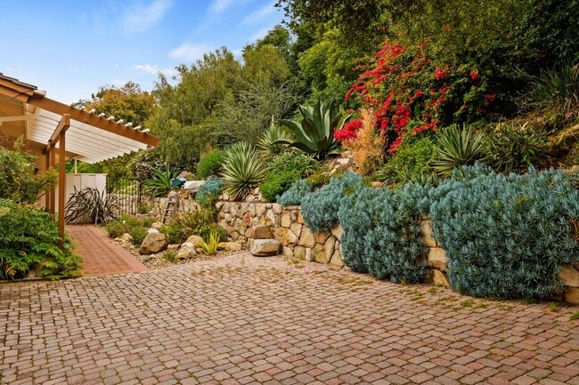 Building Photo - Stunning ocean views from this American Ri...