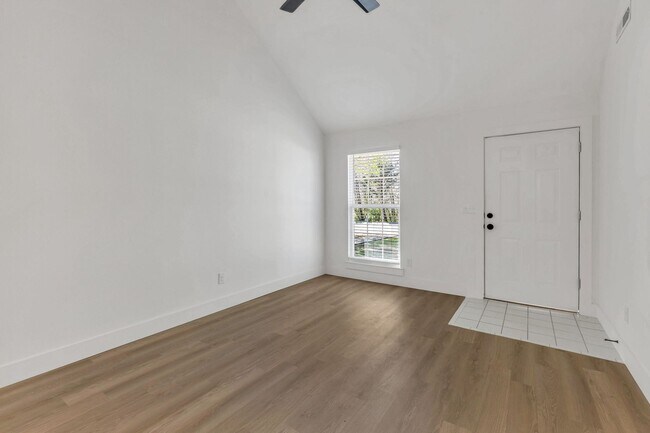 Foto del edificio - Fully Renovated Fairview Condo