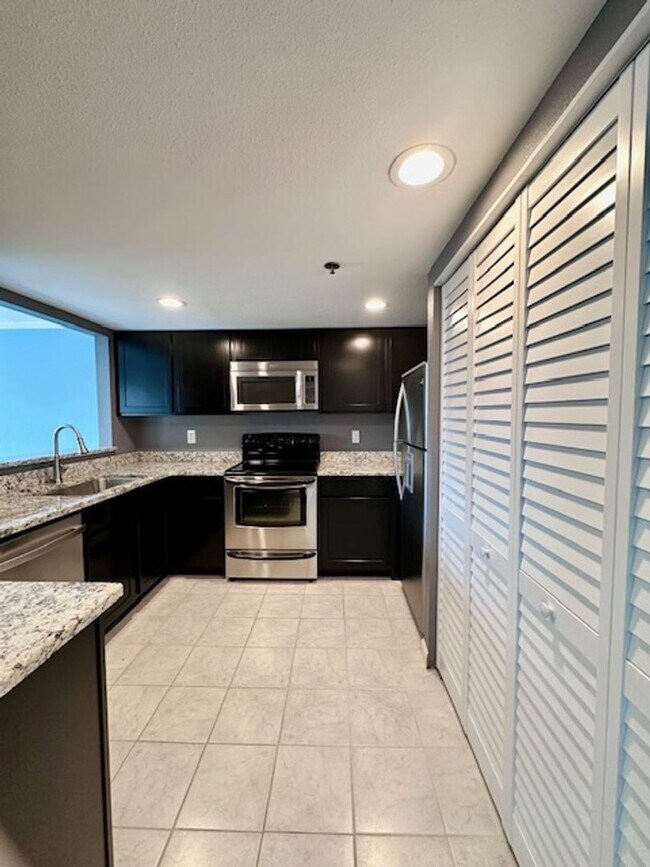 Foto del edificio - Bright and Spacious 2 bedroom Condo with W/D!