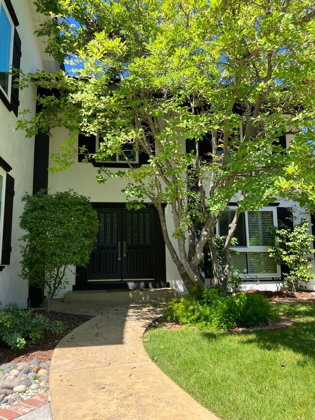 Foto del edificio - Beautifully Updated 5 Bedroom, 2.5 Bath in...