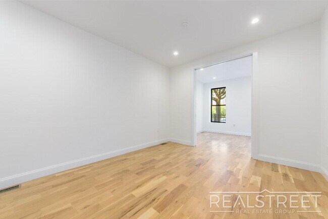 Foto del edificio - 3 Bed 2 Bath with W/D & Terrace!