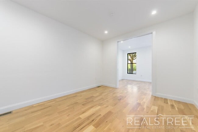Building Photo - 3 Bed 2 Bath with W/D & Terrace!