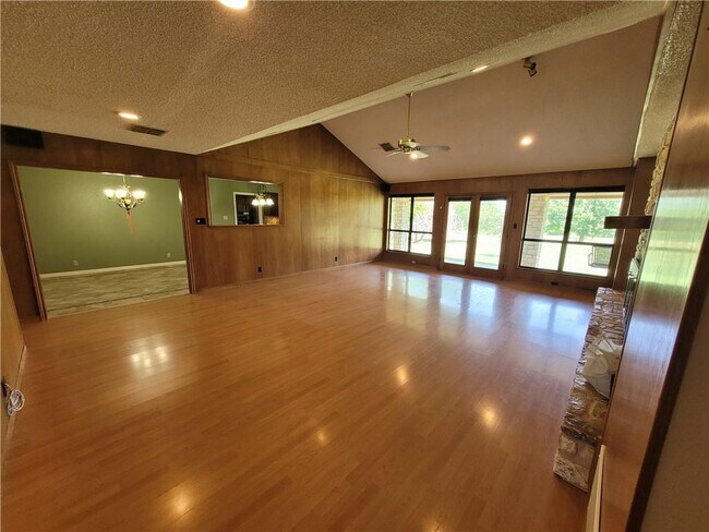 Building Photo - 2016 Rowe Loop