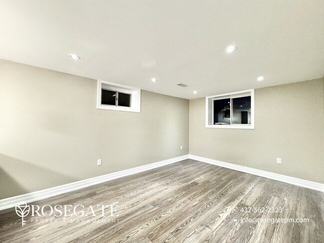 Photo du bâtiment - Spacious 2-Bedroom Basement Apartment with Parking & Shared Backyard in Oshawa