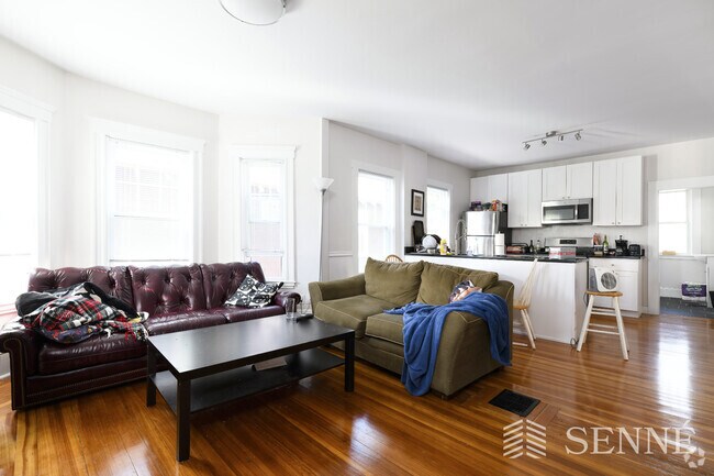 Building Photo - 37 Magoun St