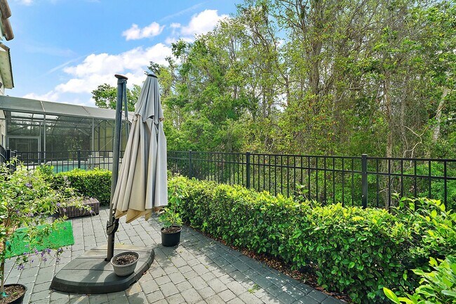 Foto del edificio - Stunning 5-Bedroom Pool Home in Gated Comm...