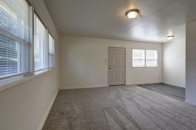 Building Photo - Cute Two Bedroom Rambler in Renton Highlands!