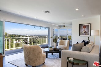 Building Photo - 3819 Sunswept Dr