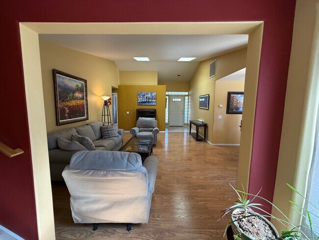 Building Photo - Spacious 4 Bed, 3 Bath Home - Terrango Glen