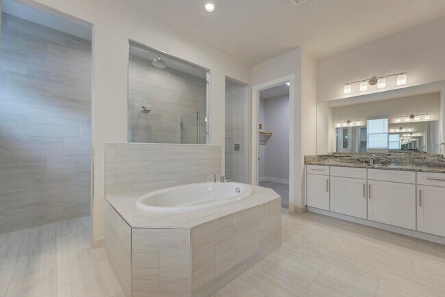 Building Photo - 9300 Crestview Cir