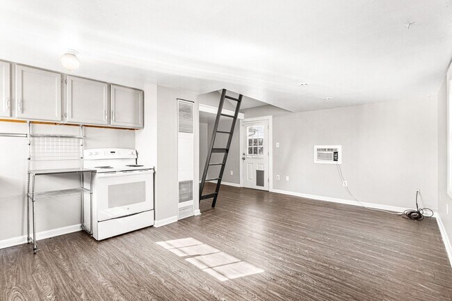 Foto del edificio - Detached Studio With Storage & Private Fenced Yard Near Sloan's Lake!