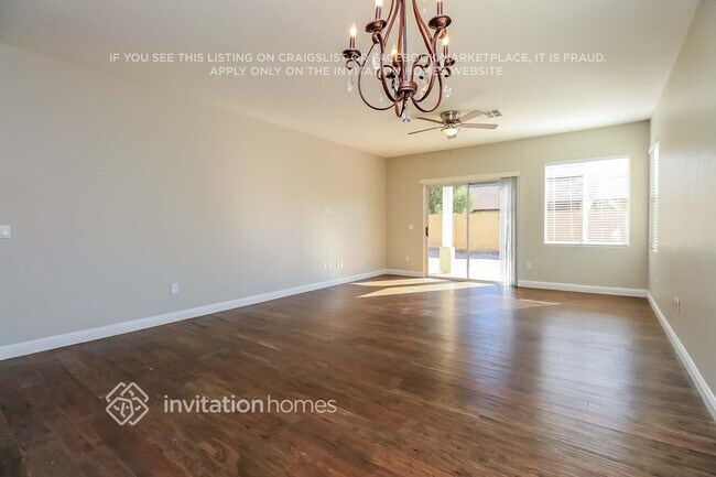 Foto del edificio - 686 E Colt Ct