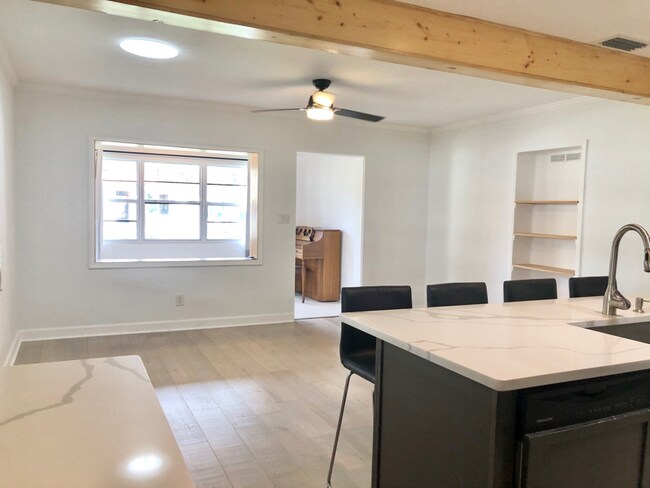Building Photo - 1214 Warwick Pl
