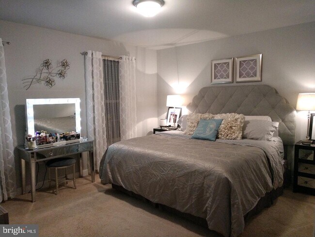 Foto del edificio - 409 Pear Tree Point Rd