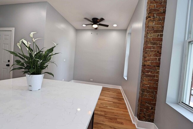 Building Photo - 2007 W Cullerton St