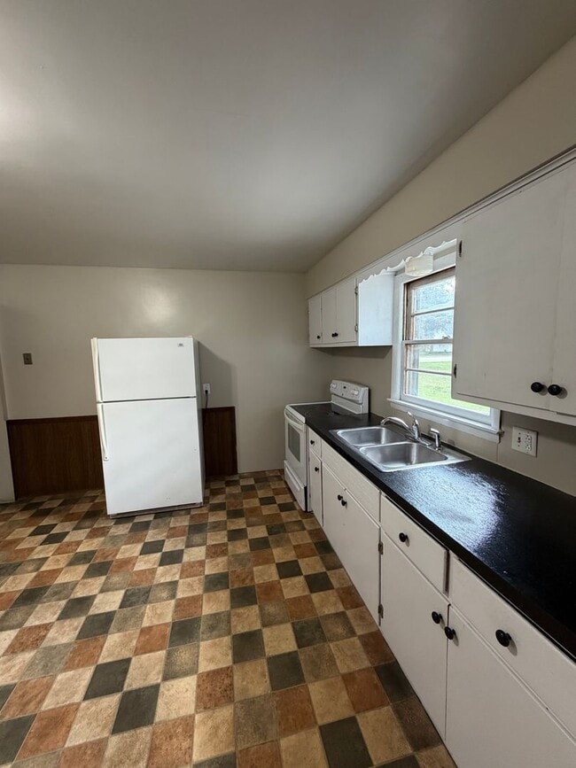 Building Photo - Spacious 2 Bedroom Home Holland Northside