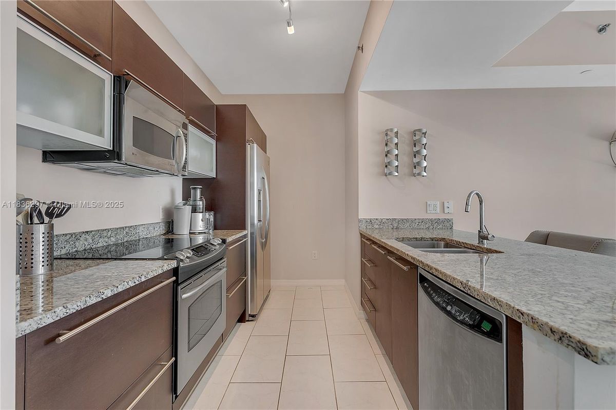 Building Photo - 950 Brickell Bay Dr