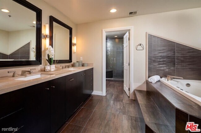 Foto del edificio - 2 br, 3 bath Condo - 10724 Wilshire Blvd #...