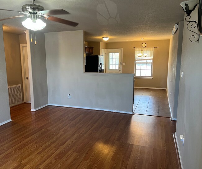 Foto del edificio - 221 Regency Dr