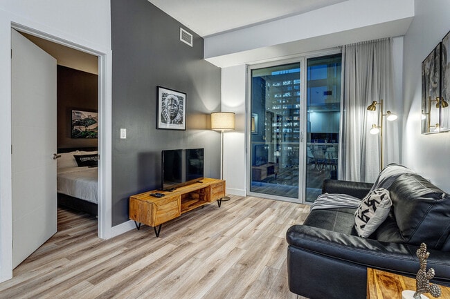 Building Photo - 2061 Rue Stanley
