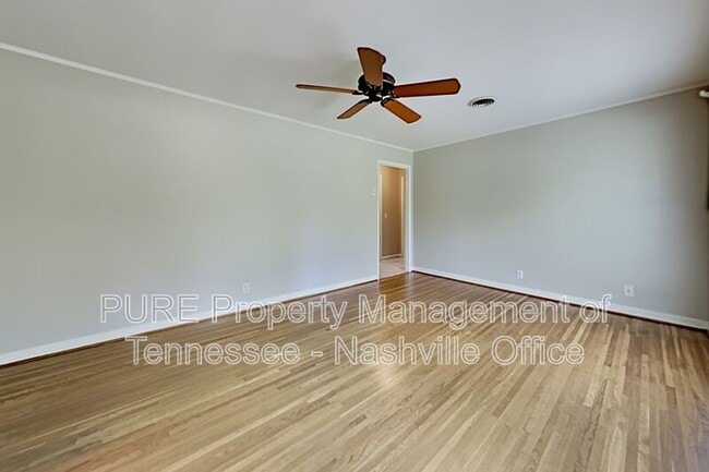 Foto del edificio - 573 Whispering Hills Dr
