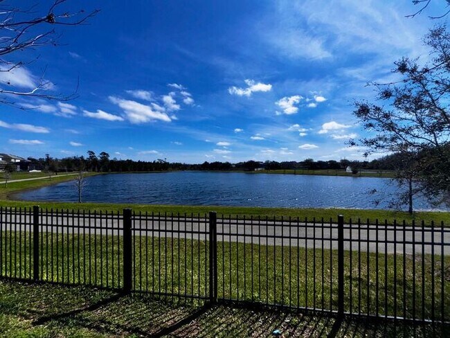 Foto del edificio - 4 Bedroom 2.5 bath LUXURY Lake Nona Storey Park Pool Home with Solar Panels and a Pond View!