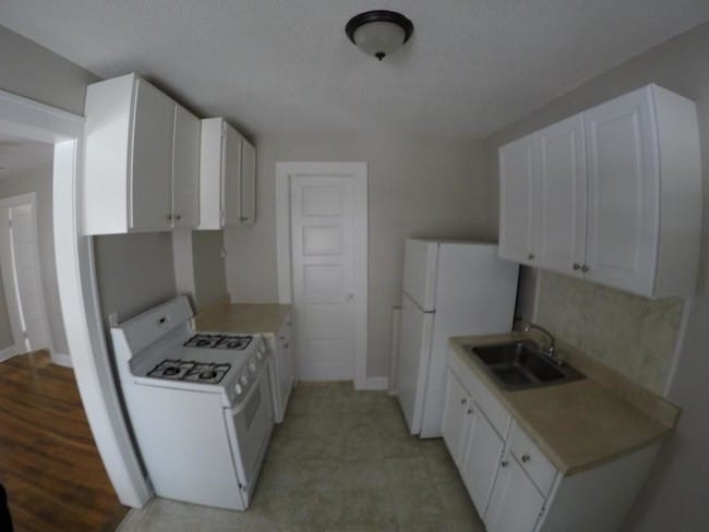 Building Photo - 1327 W 67th St
